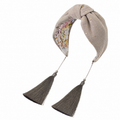 Aurelia Sand – Gepolsterter Luxus-Haarreif mit Knoten aus Baumwolle, Goldpunkten & Quasten